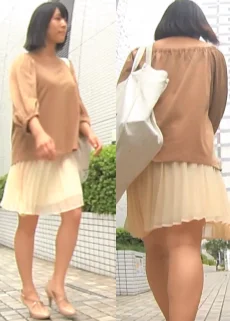 【盗撮】清楚系黒髪の巨乳美女を粘着盗撮！スカートもめくっちゃいました！！！！！！