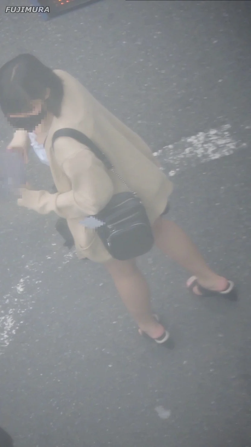 路上で客引きをしているメイドカフェ店員日中の繁華街【動画】街撮り編 1853-6