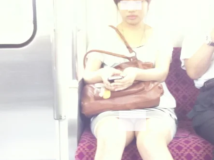 ショートヘアが似合うJDちゃん、対面で白パンチラをずっと見せてくれる！-2