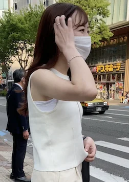 スポーティルックの美人さん、街中でおしりが透けてます-1