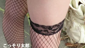 都会から離れたバス停で見つけた色白網タイツ女子の太もも＆生パンを視察(4K)-2