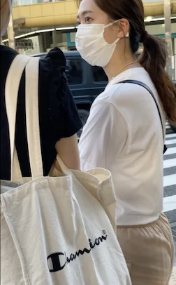 グラマー美女の透け尻-1