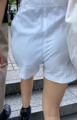 彼女さんのパンティが透けてるのに街中をお散歩してるカップル♪-2