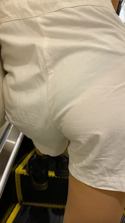 彼女さんのパンティが透けてるのに街中をお散歩してるカップル♪-3