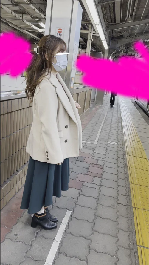 [電車胸チラ]SNSに夢中の隙だらけおっぱい!!からのフラッシュ逆さ撮りパンチラ-2