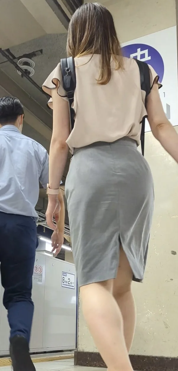【026】長身スタイルの夏服美女OLさん、同僚もメロメロ。-1