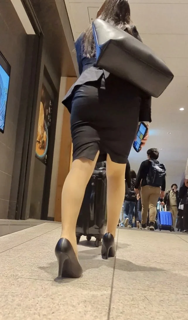【再販】【030】スーツケースと格闘するタイトミニのリクルートOLさん！-2