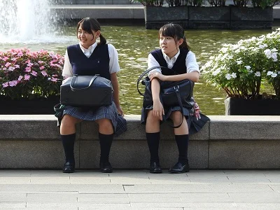 【再販】制服姿の可愛いコを発見！！（ＦＨＤ）大変です！！パンツが見えてますよ１-4