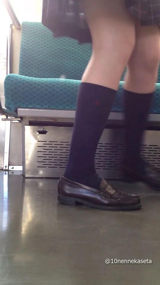 [06]10年前の電車内-トラ柄×おねむハイソックス×お勉強-3