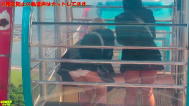 激レア！観覧車パンチラ！遊んでいる仲良しミニスカギャルを遠距離写撃！-1