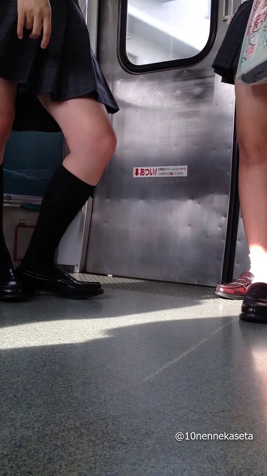 [11]10年前の電車内-JKの脚×ミニスカ×パンチラ-2