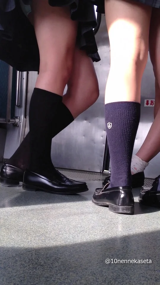 [11]10年前の電車内-JKの脚×ミニスカ×パンチラ-4