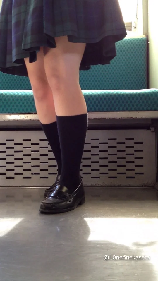 [14]10年前の電車内-ガラケーJK×毛づくろい×股の仕草-6