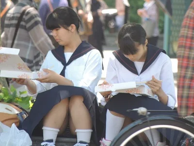 【再販】制服姿の可愛いコを発見！！（ＦＨＤ）大変です！！パンツが見えてますよ１７-2