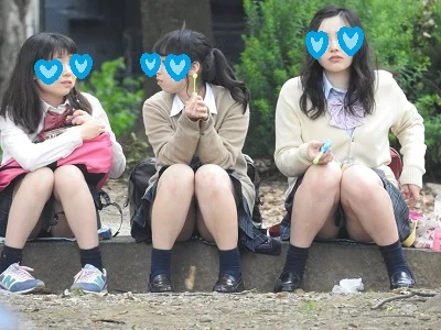 【再販】強烈！！３人パンチラ見せ組を発見！！（ＦＨＤ）大変です！！パンツが見えてますよ４０
