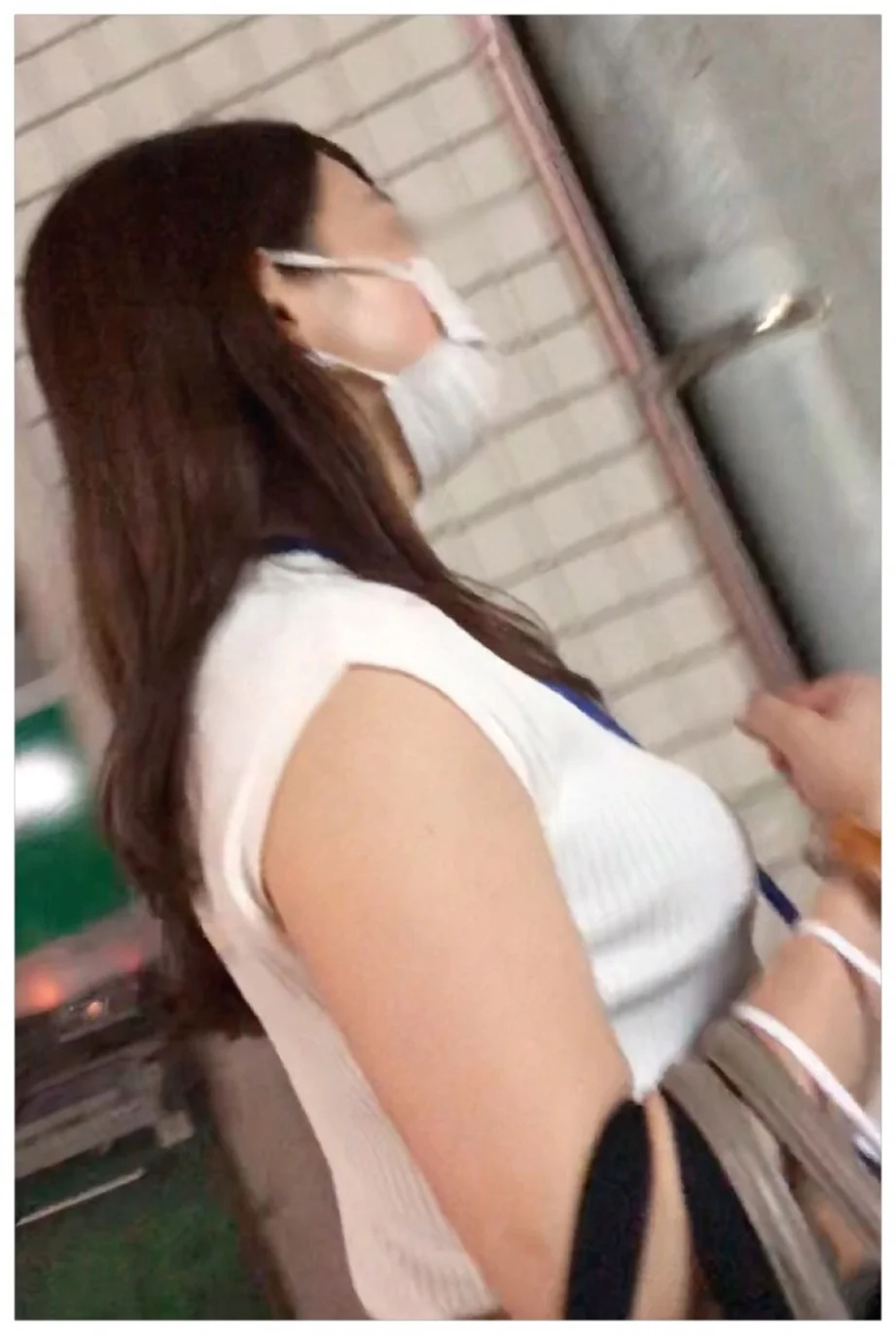 【再販】【横からの眺め31】タイトなニットシャツに柔らかおっぱい！