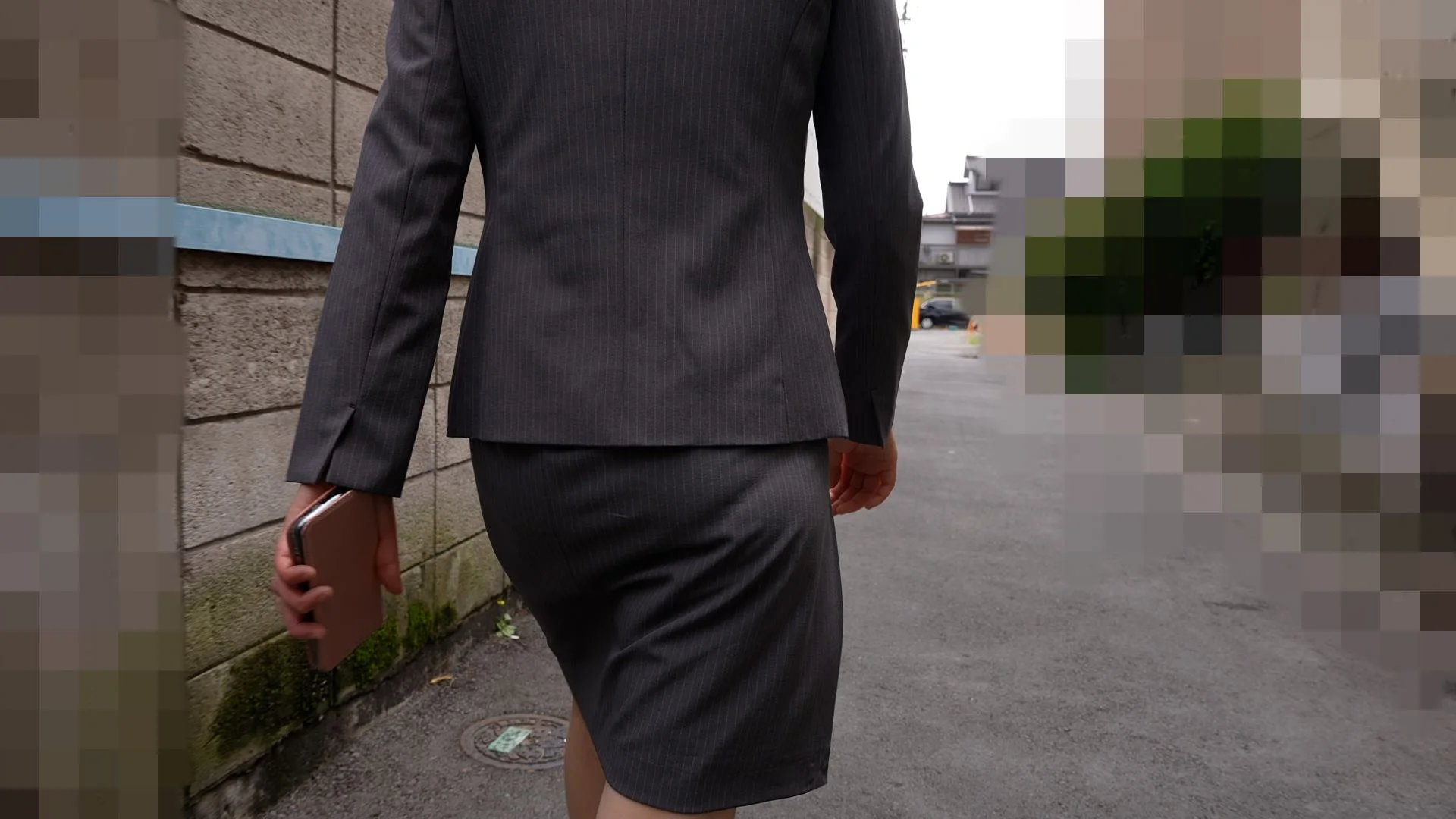 スーツ追跡1 パン線ケツ追いｗ　取引先との電話でパンツまるみえ-3