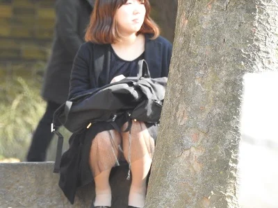 【再販】お座りお姉さん発見！！（ＦＨＤ）大変です！！パンツが見えてますよ９９-5