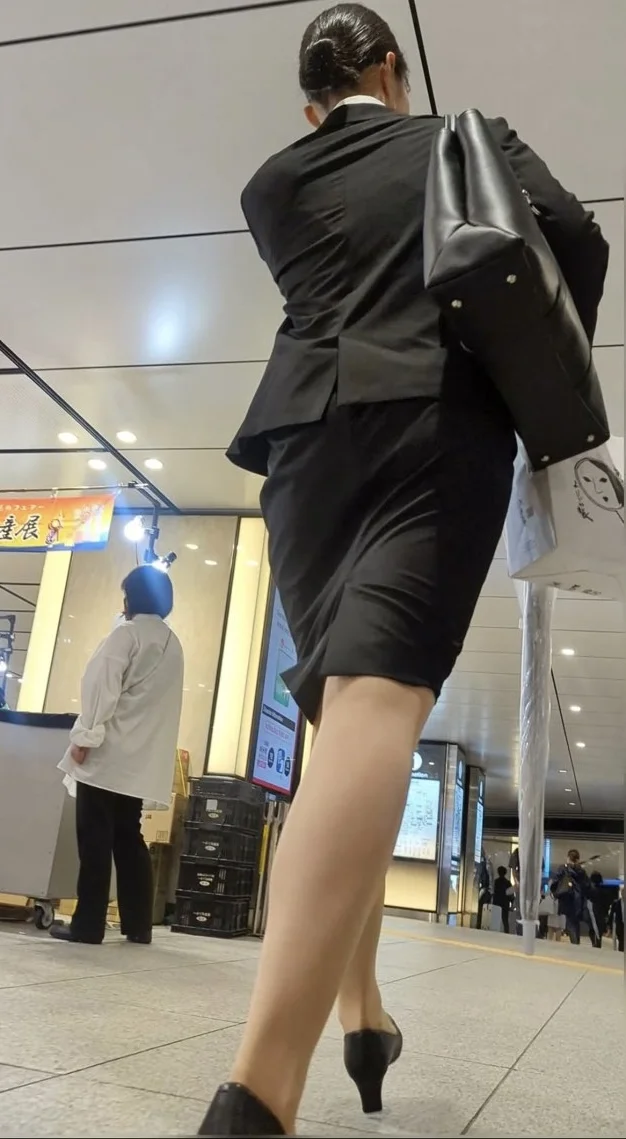 【120】超  絶  美  脚！スーパーモデル並みの高身長リクルートスーツOLさん！-3