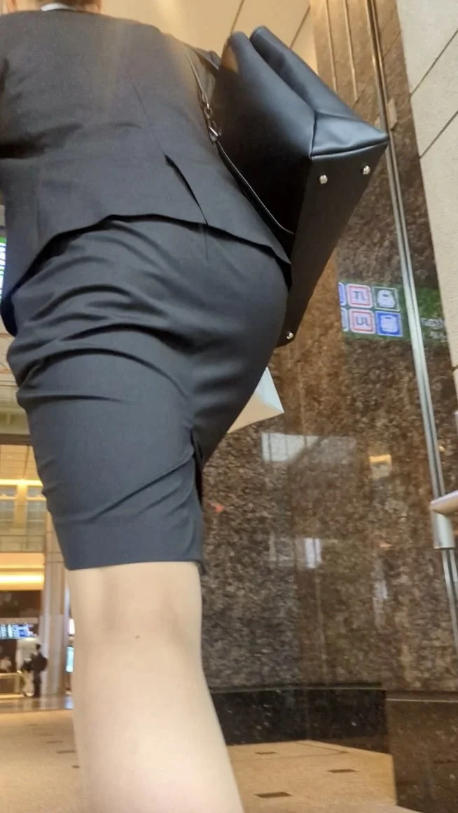 【120】超  絶  美  脚！スーパーモデル並みの高身長リクルートスーツOLさん！-6