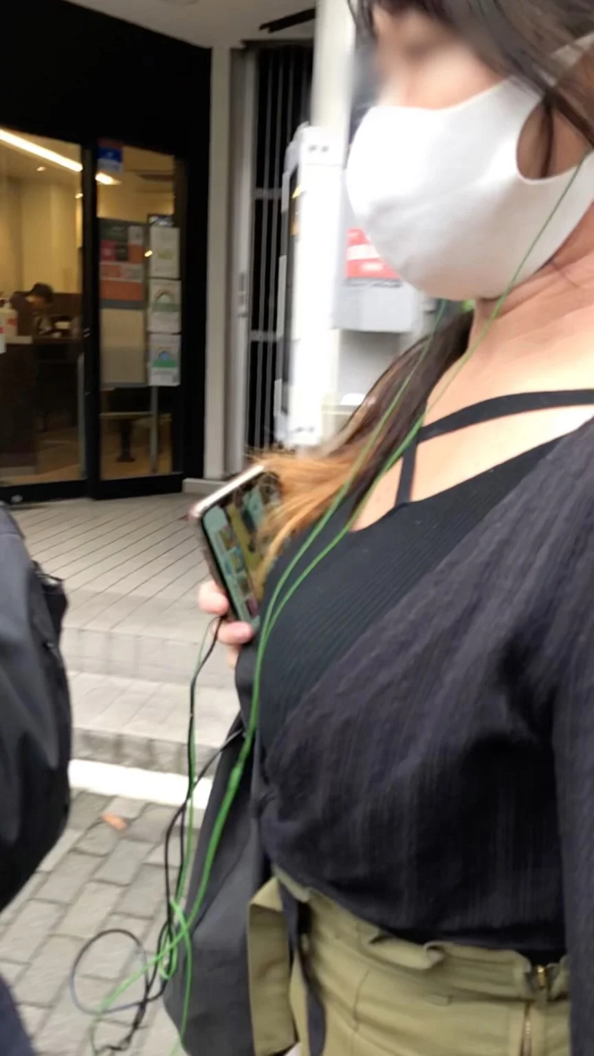 【横からの眺め192】ぽっちゃりデカ尻＆爆乳ＯＬの暴れるオッパイに釘付け！