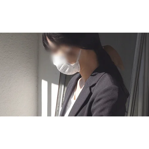 【胸チラ】事務さんの連発前屈み。世間話しながらの乳首チラは格別でした。-1