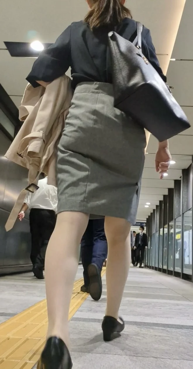 【283】グレーのタイトスカートOLさん、膝上ミニで魅了！(前編)-2