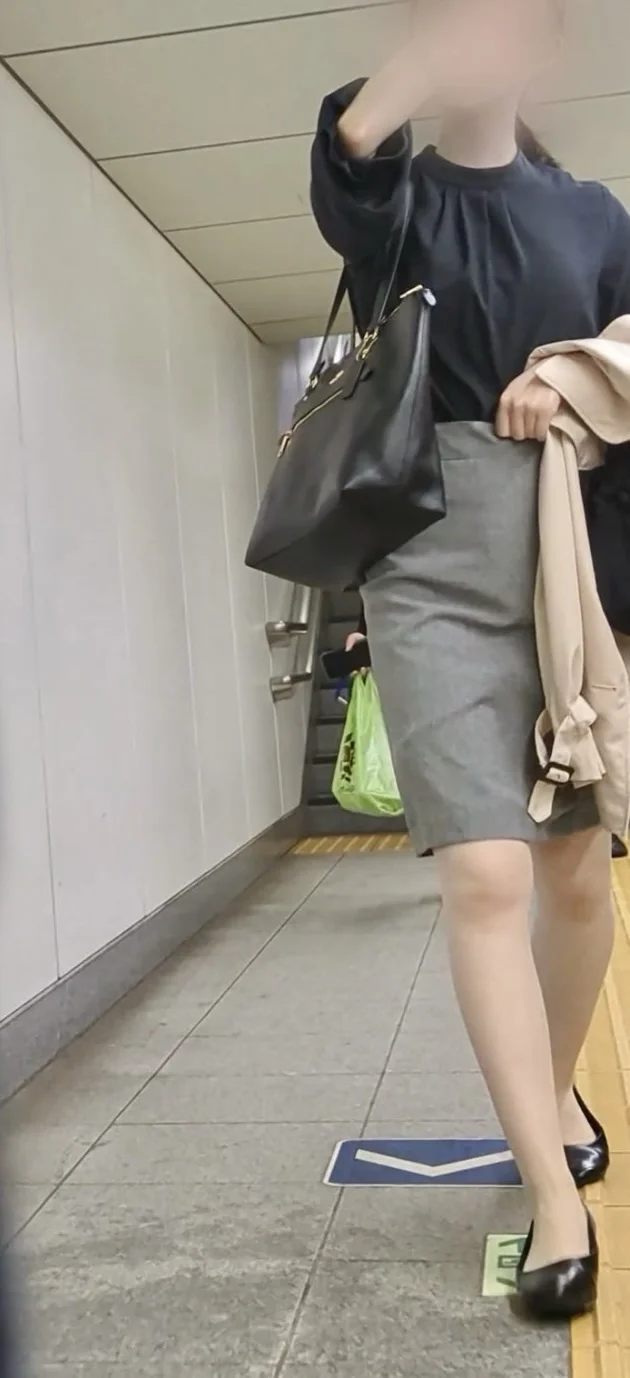 【283】グレーのタイトスカートOLさん、膝上ミニで魅了！(前編)-4