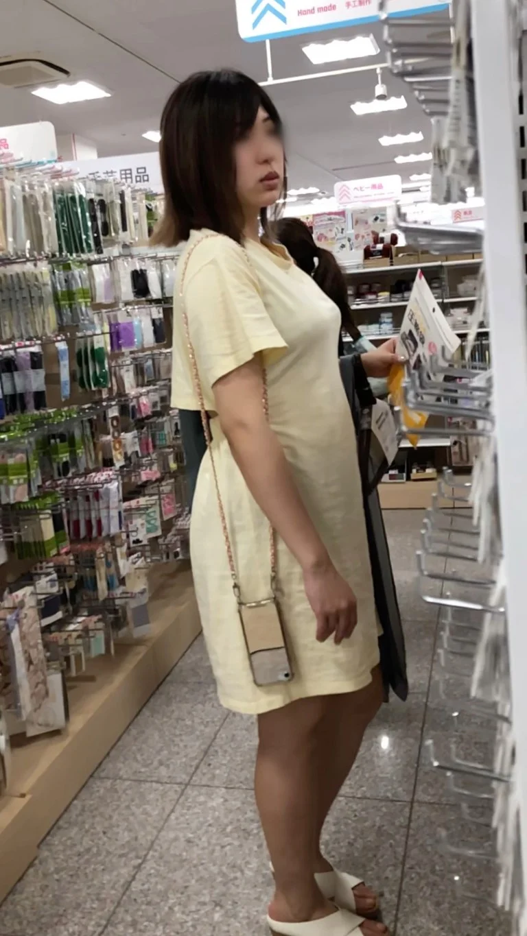 【お買い物中の眺め74】ムチムチボディのＪＤを店内で追い回し！