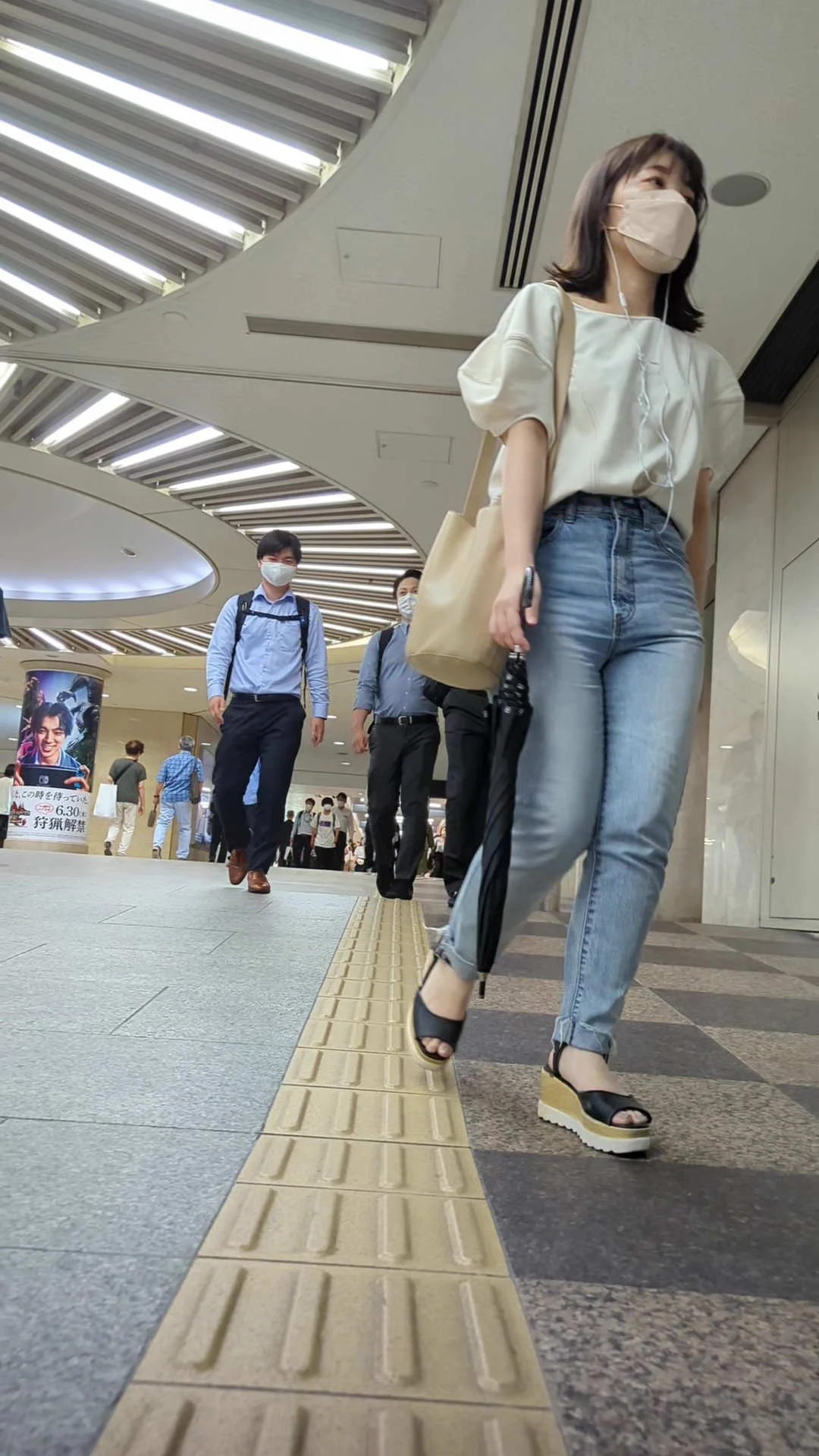 【再販】尻観察015「ショートカットのムチ尻お姉さん」他4名-3