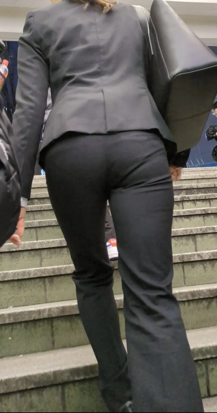 【311】ピタピタなタイトパンツを同僚に見せつけて夜の街に繰り出すスーツOLさん！-1
