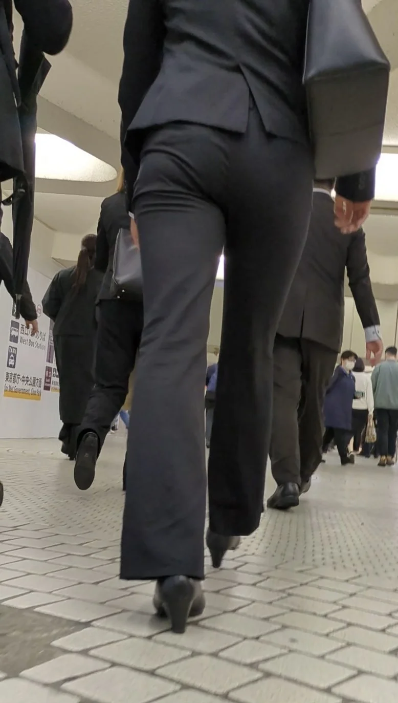 【311】ピタピタなタイトパンツを同僚に見せつけて夜の街に繰り出すスーツOLさん！-5