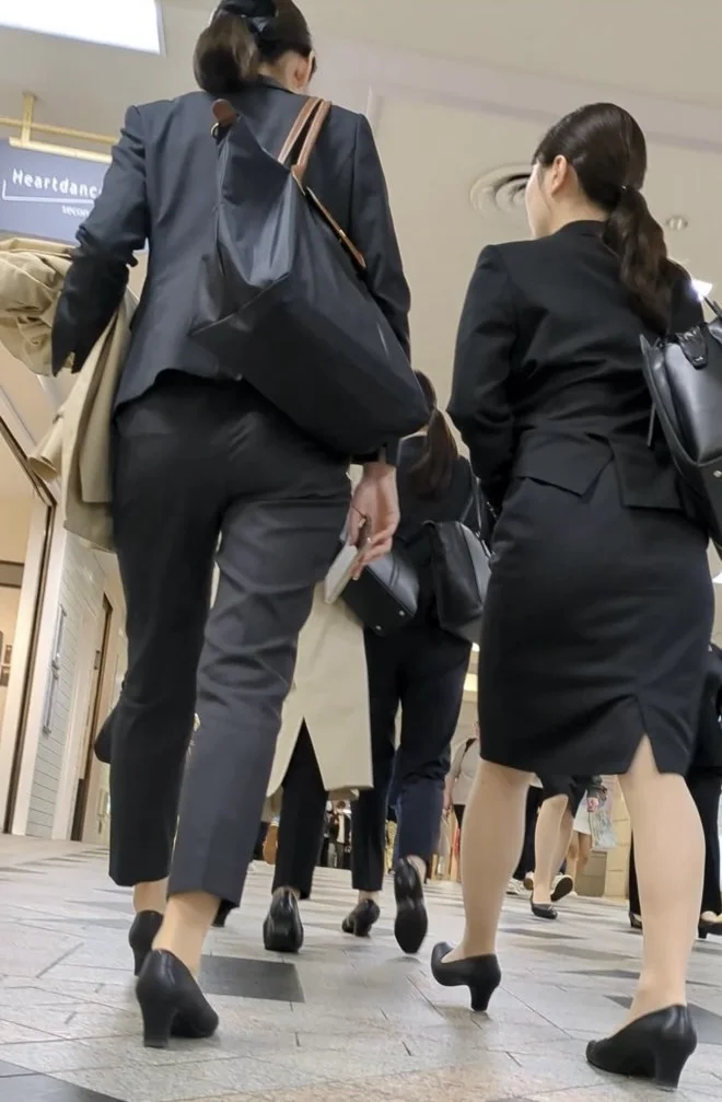【313】高身長パンツスーツとムッチリタイトスカートのOLコンビ！-1