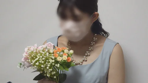 [4K]ブーケ作り中の胸チラ 推定Fカップの巨乳チャン 屈んだ際に零れ落ちそう-1