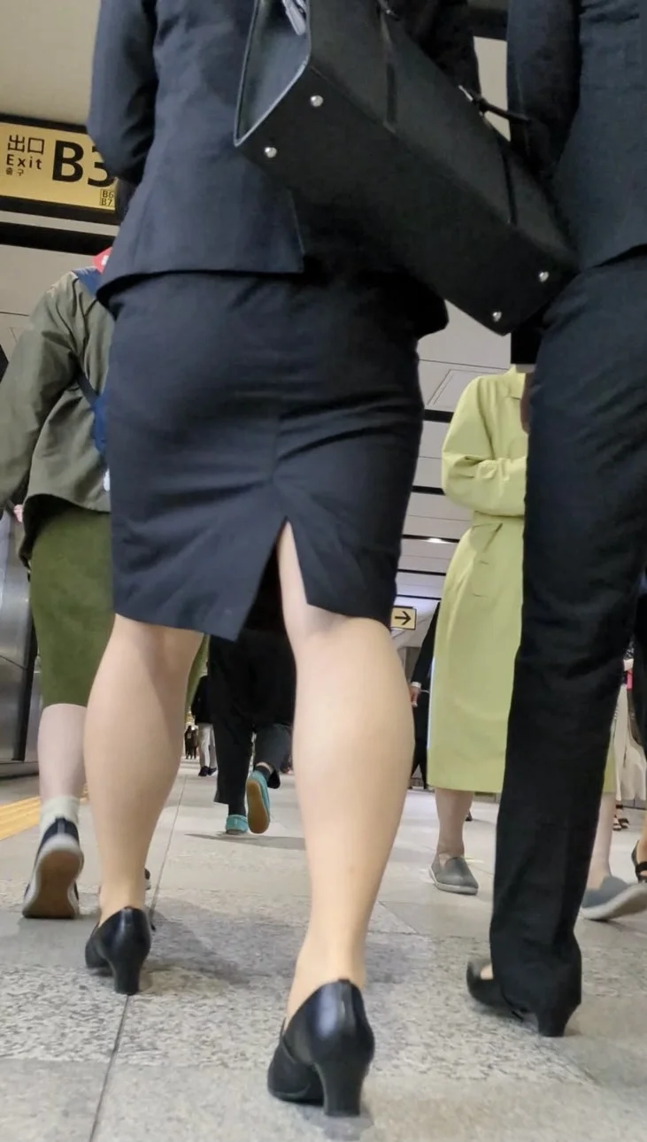 【326】目が離せないタイトスカートとパンツスーツOLの2人組！(後編)-4
