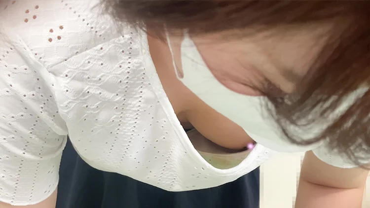 童顔女子大生の集荷中の胸元から乳首が丸見えでした。【胸チラ】-3
