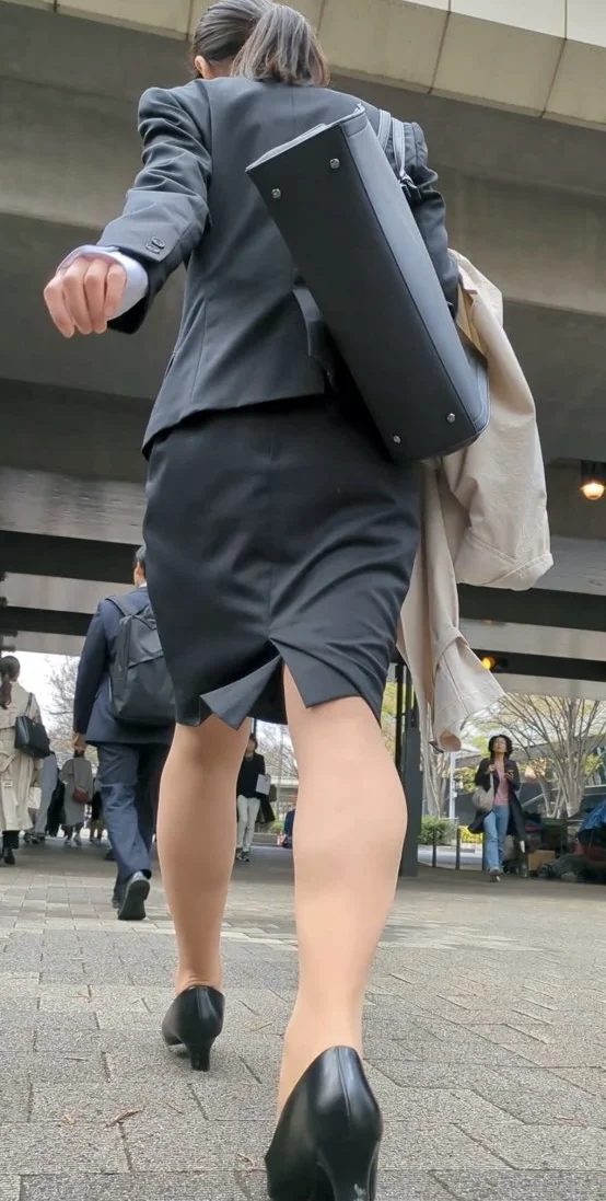 【330】小走りで急ぐハイスペックなリクルートスーツOLさん！(後編)-2