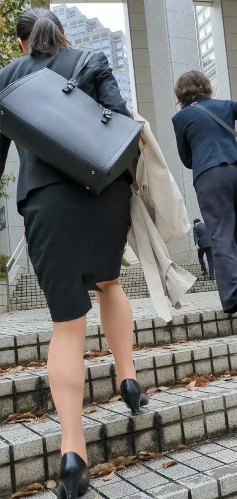 【330】小走りで急ぐハイスペックなリクルートスーツOLさん！(後編)-4