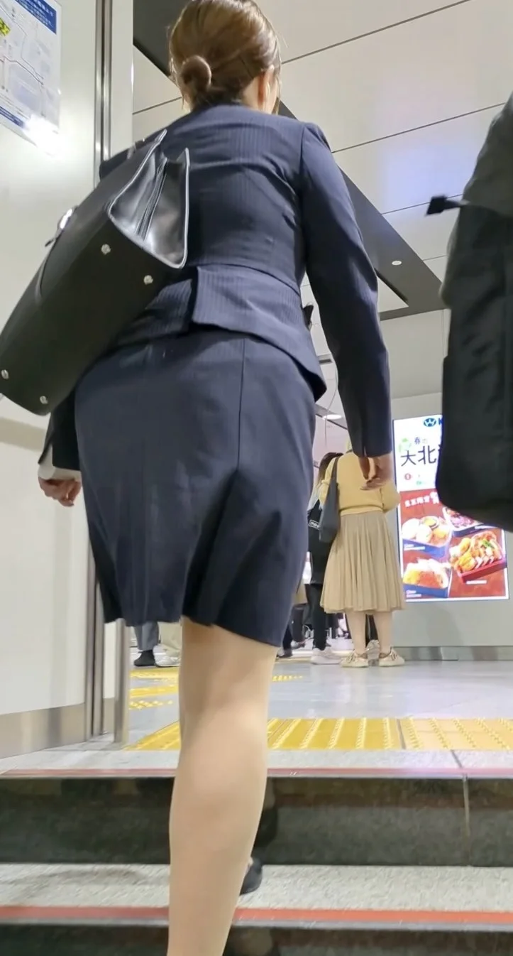 【336】スカートのヒラヒラの裾が気になって仕方のないOLさん2選！-2
