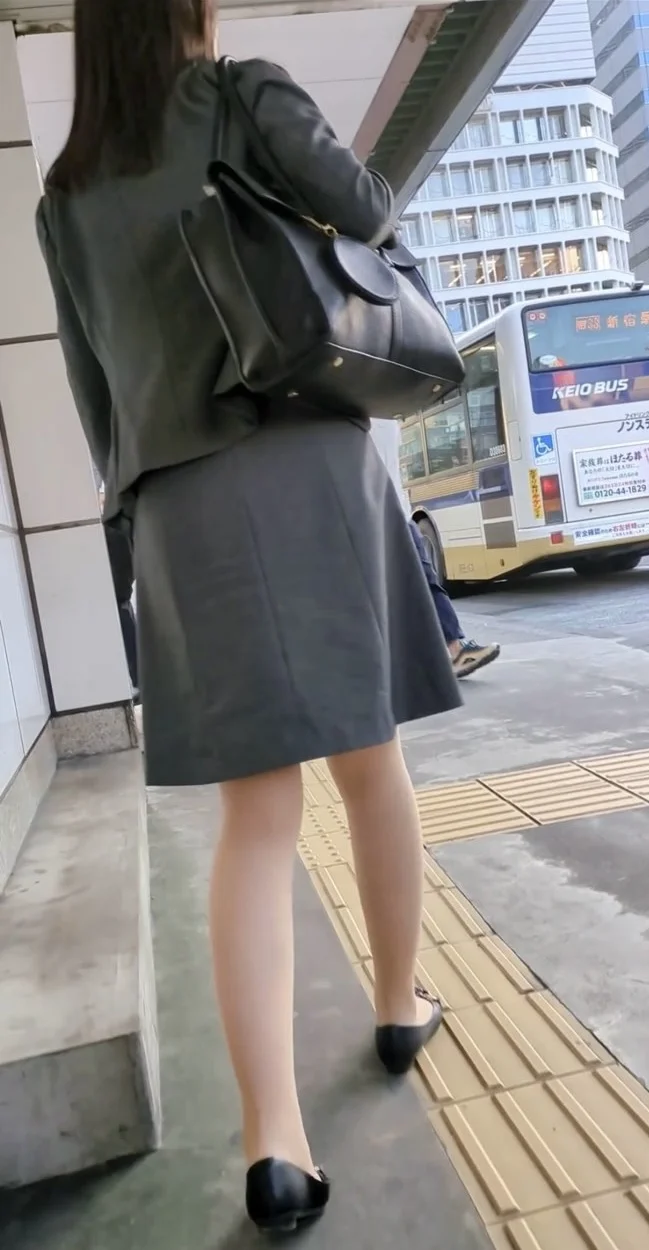 【336】スカートのヒラヒラの裾が気になって仕方のないOLさん2選！-4