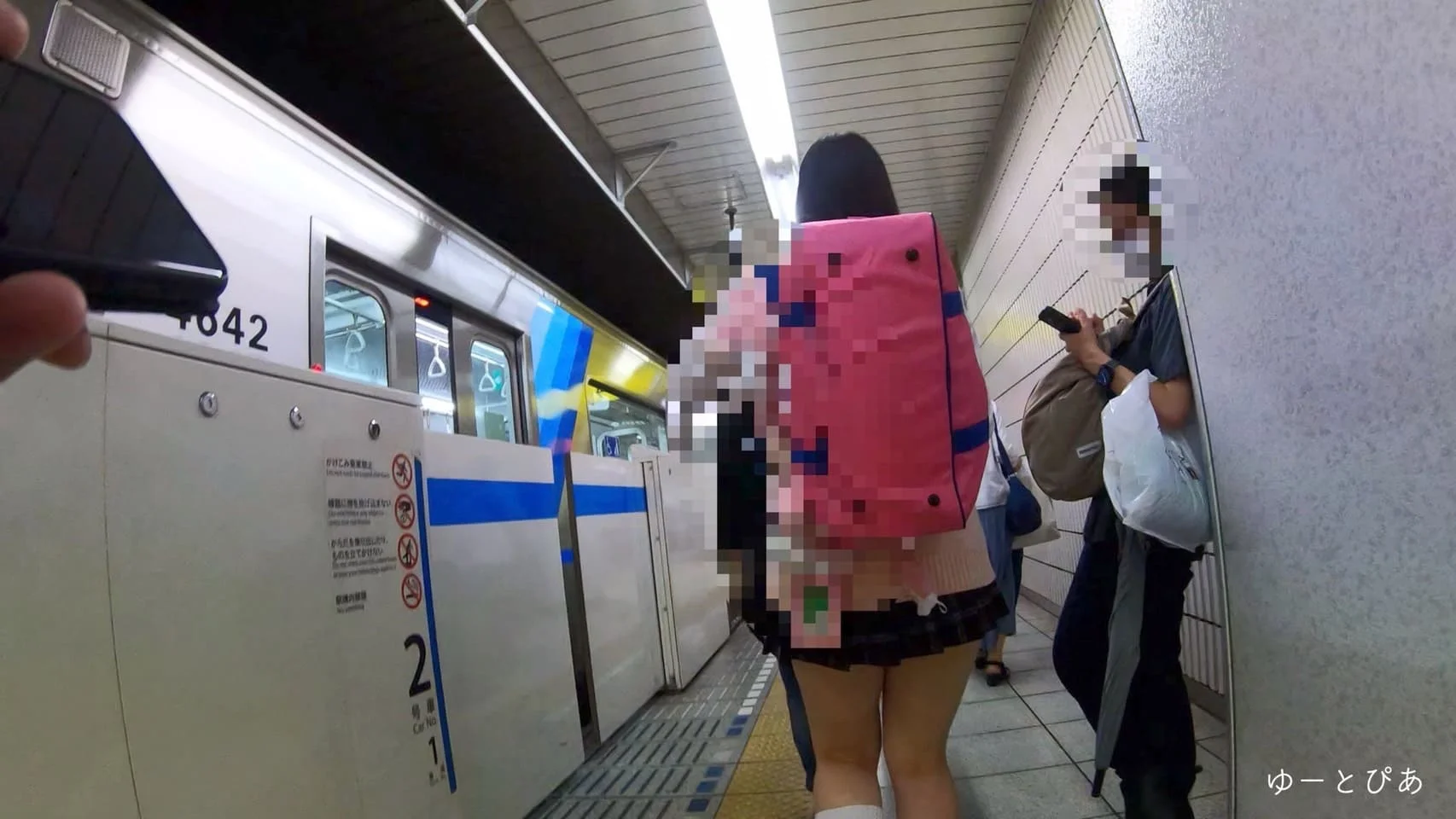 【再販】赤チェ最高峰女子を駅構内で隠し撮り-1