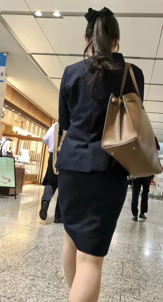 【346】輝く美脚と後ろ姿の色気から目が離せないスーツOLさん！-2