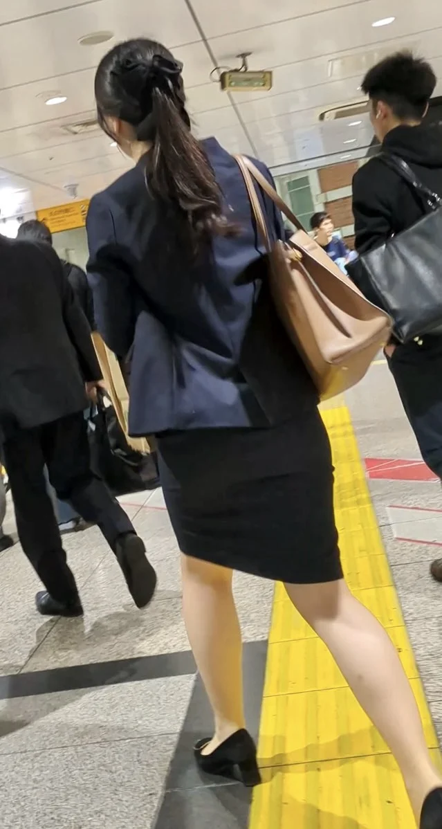 【346】輝く美脚と後ろ姿の色気から目が離せないスーツOLさん！-4