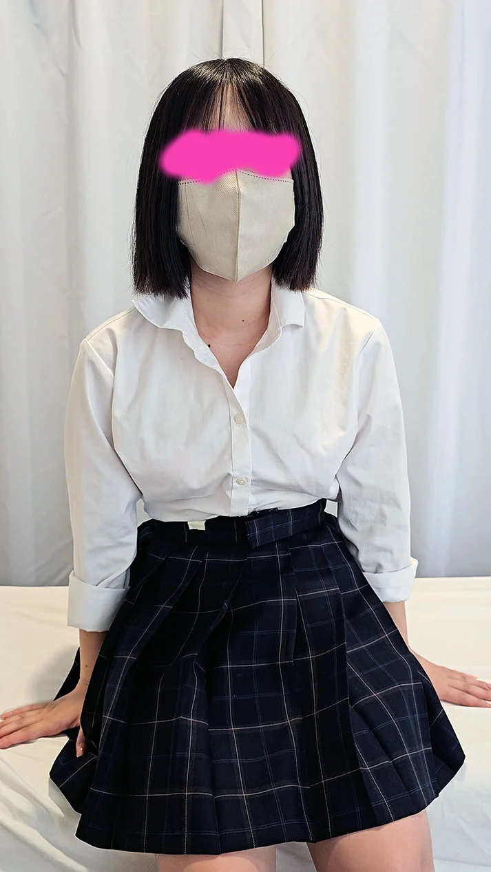 ねむそうな顔をしながらも不信感を抱いている？白目をむきながら意識が飛んでる心電図検査を受ける若い制服患者。-3