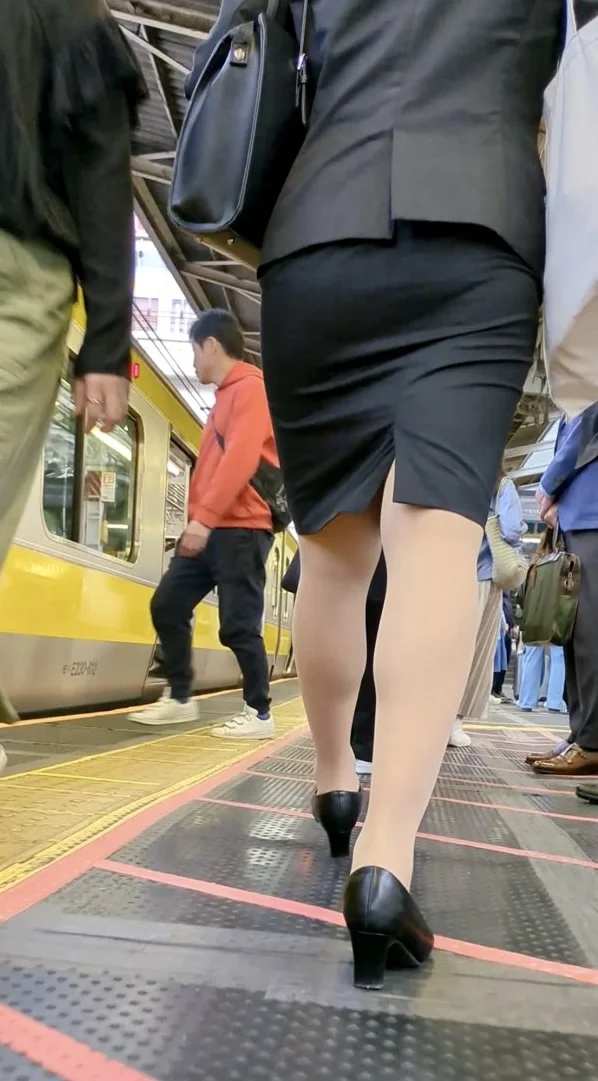 【355】光沢感がたまらないリクルートスーツOLさんの駅での歩行！-2