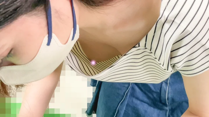 【集荷客胸チラ】小柄美女の胸チラ/まさかのノーブラで胸元から美乳が丸見えでした【パンチラ】-2