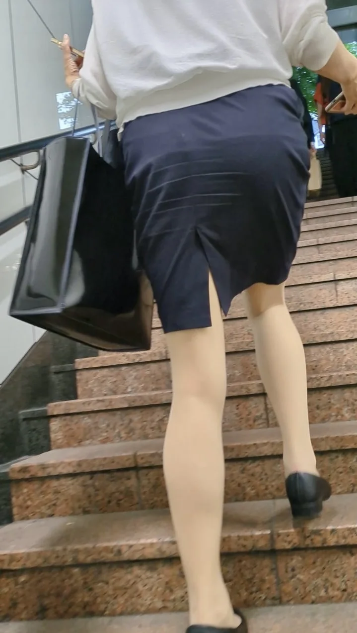 【373】高身長タイトスカートOLさん、深い深いスリット！-4