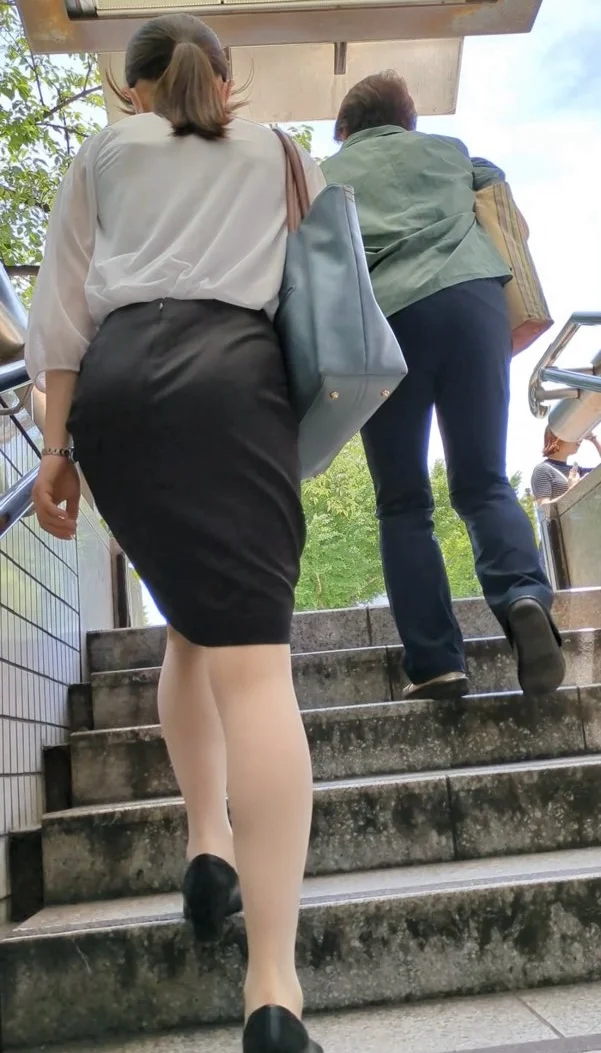 【376】悩ましいスレンダータイトスカートOLさんの歩行！(後編)-3