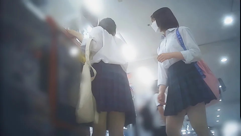 制服JKちゃんのエロい太ももにムラムラする動画-1