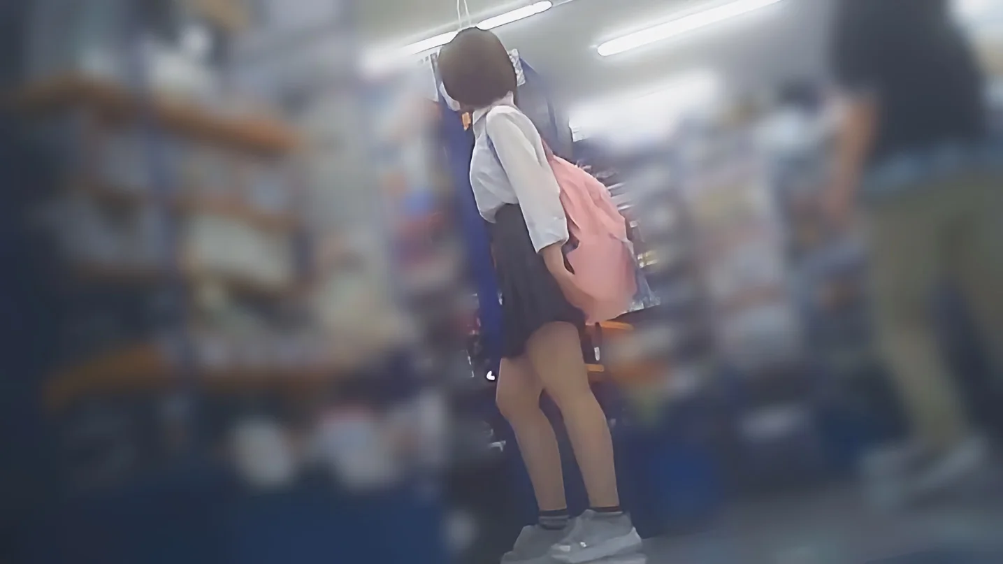 制服JKちゃんのエロい太ももにムラムラする動画-2
